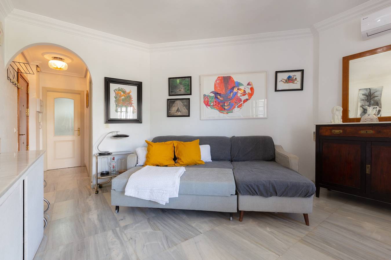 Entire apartment, 'Cute Apartment Oceanfront' with Sea View, Shared Pool & A/C in Benalmádena Costa, Benalmádena