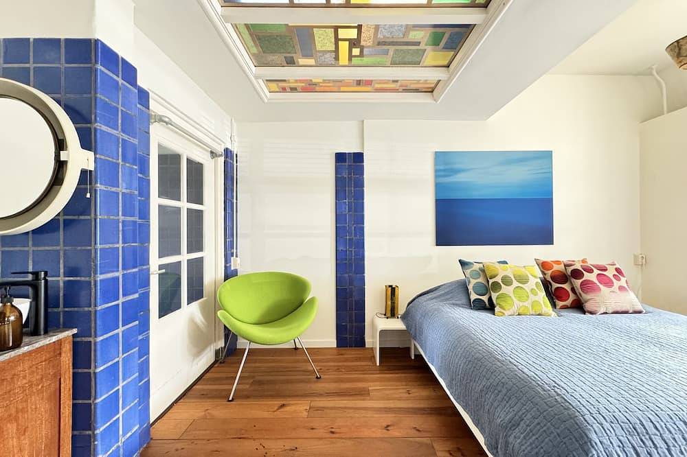 Entire apartment, Aparment in former bathhouse. Two bedroom ensuite in Amsterdam-Noord, Dutch Coast