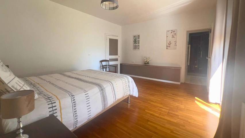 Location de vacances pour 4 personnes, avec Jacuzzi et Terrasse ainsi que Jardin et Piscine