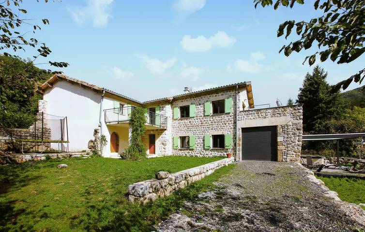 Gîte pour 8 personnes, avec terrasse et jardin, animaux acceptés dans La Croix de Bauzon