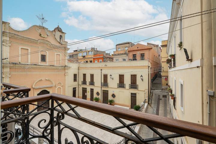 Tramonto über Sant’Efisio – Modernes Apartment mit Blick auf die Kirche in Stampace, Cagliari