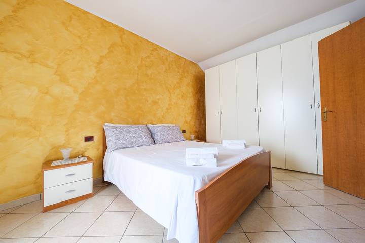Entire apartment, Apartment 'Casetta Bella' with Balcony, Wi-Fi and Air Conditioning in Condrò, Messina Province