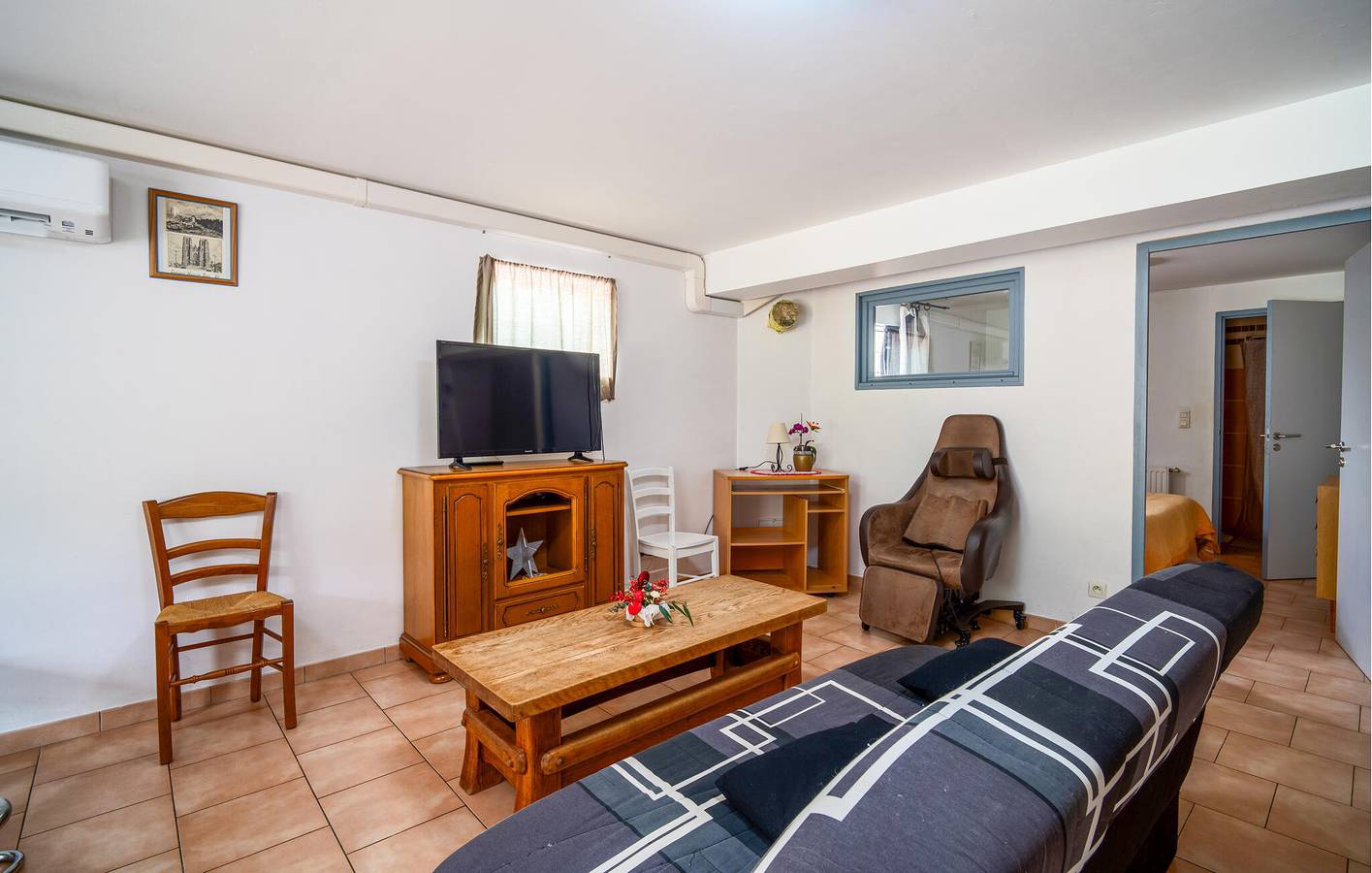 Appartement de vacances entier, Cozy Garden Apartment with Parking, 1.5km to Rancennes Center in Chooz, Parc naturel régional des Ardennes