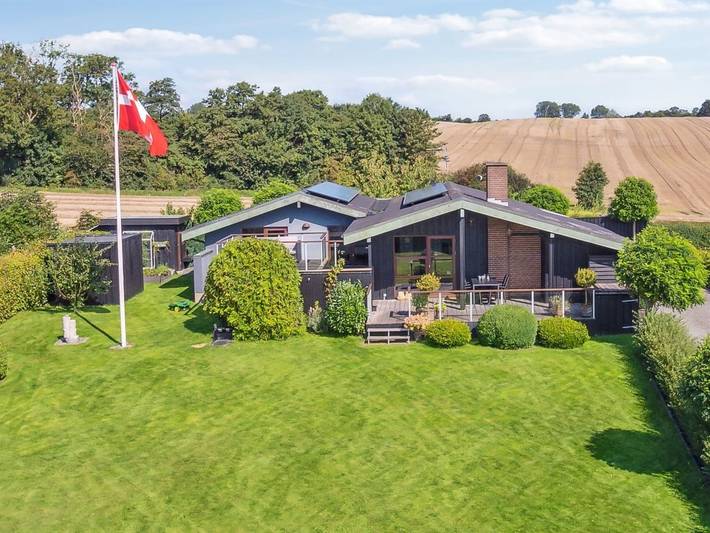 Ferieudlejning for 8 personer, med Terrasse i Følle Strand