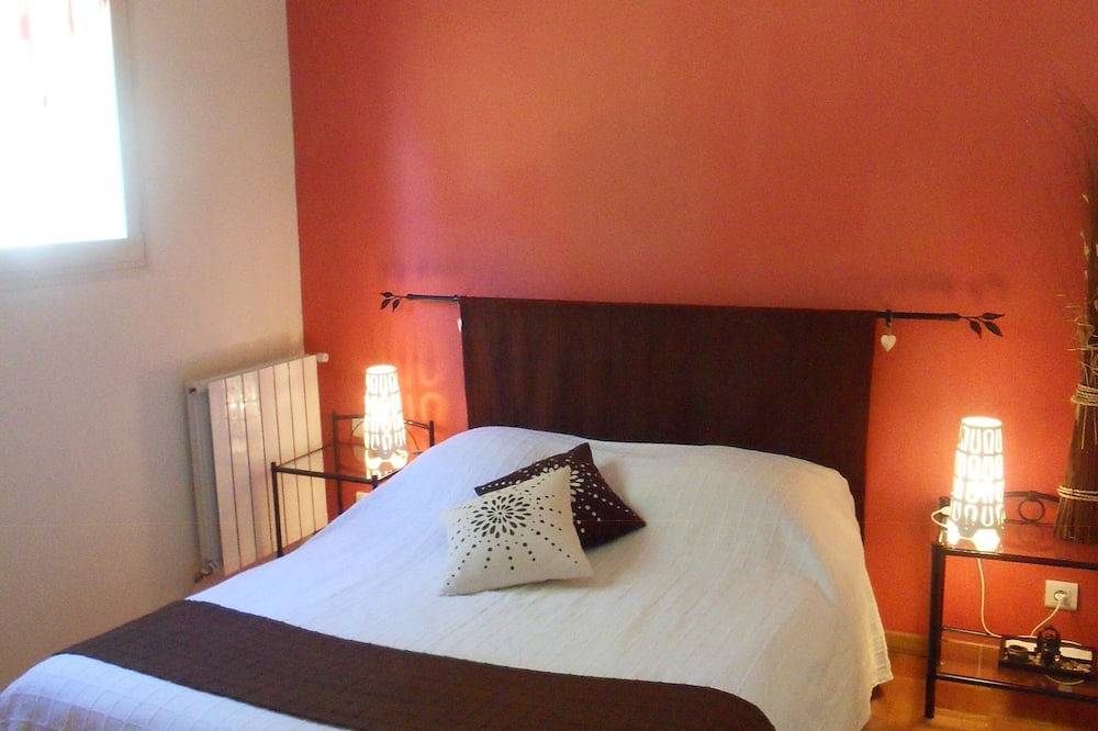 Barjols - Villa Équipée 2 à 8 Pers / 2000 m² Jardin in Barjols, Brignoles region