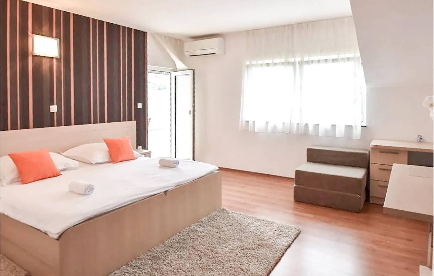 Ganze Ferienwohnung, Charmantes Apartment mit Terrasse, WLAN und Parkplatz in der Nähe des Strandes Strobec in Stobrec, Split-Dalmatien
