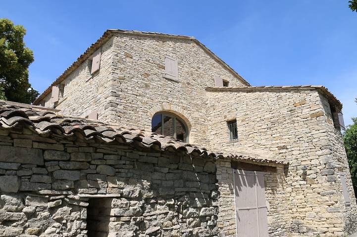 Gîte pour 9 personnes, avec jardin à Revest-Saint-Martin