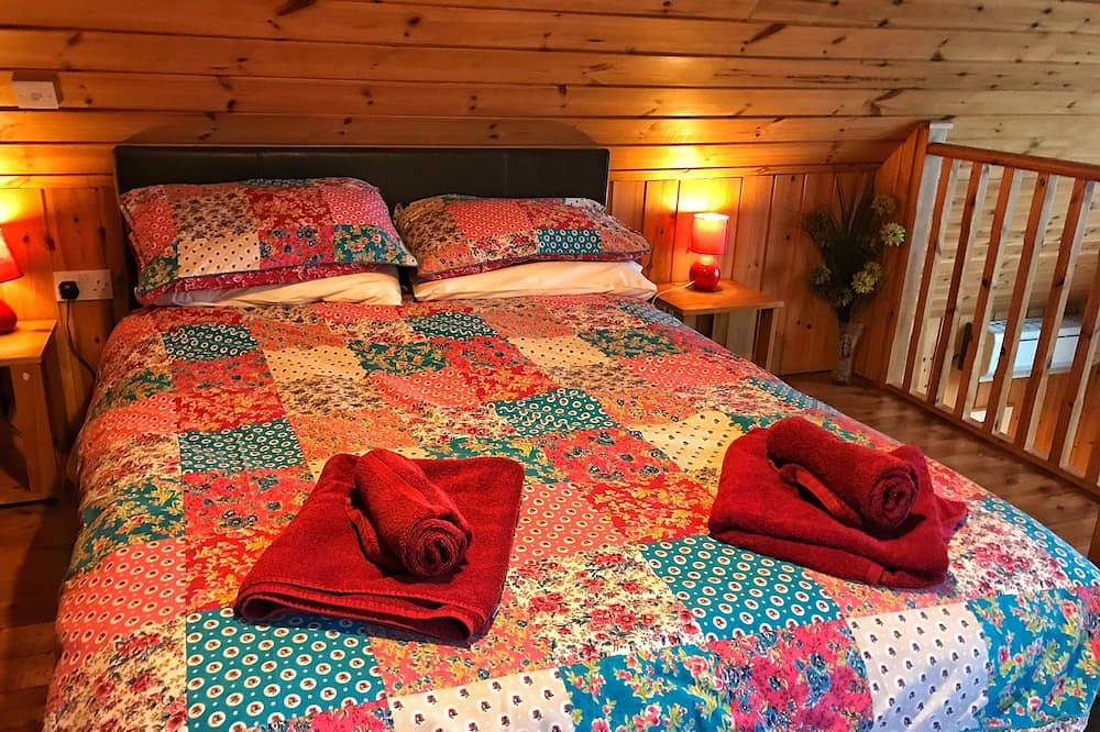 Lochside Lodge with Hot Tub on the shore of Loch Awe in Argyll & Bute