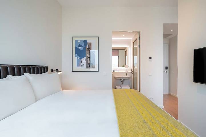 Short Drive to Royal Palace Amsterdam! Fully-equipped Kitchen in Amsterdam Zuid, Nordholland