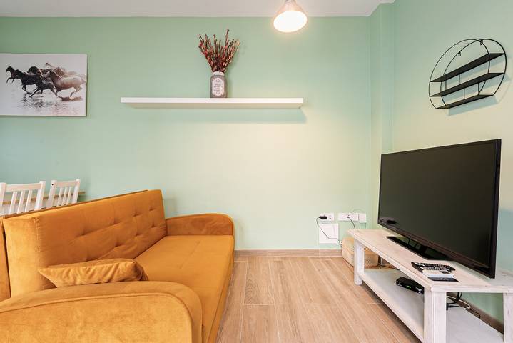Entire apartment, Apartment 'Green Flat In City Center' with Wi-Fi and Air Conditioning in Málaga Central District, Malaga