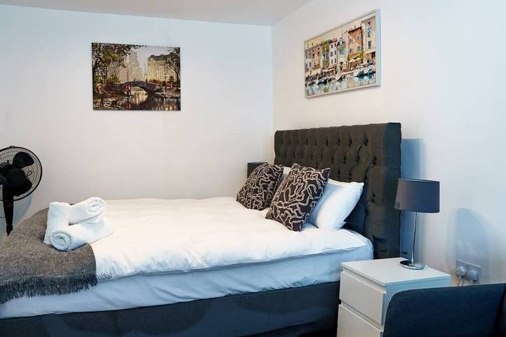 Ganze Wohnung, Stylish-1 Bedroom Apartment at Charles House in Chatham (Großbritannien), Kent Downs
