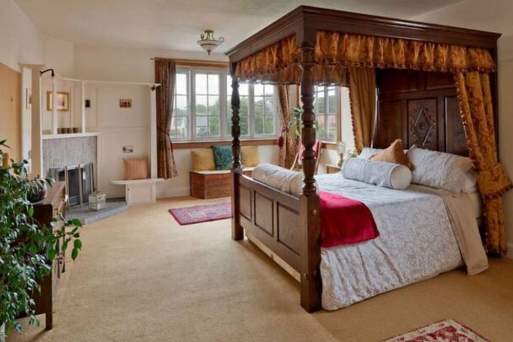 Bentinckhouse - sleeps 10 guests  in 3 bedrooms in Troon, Firth Of Clyde
