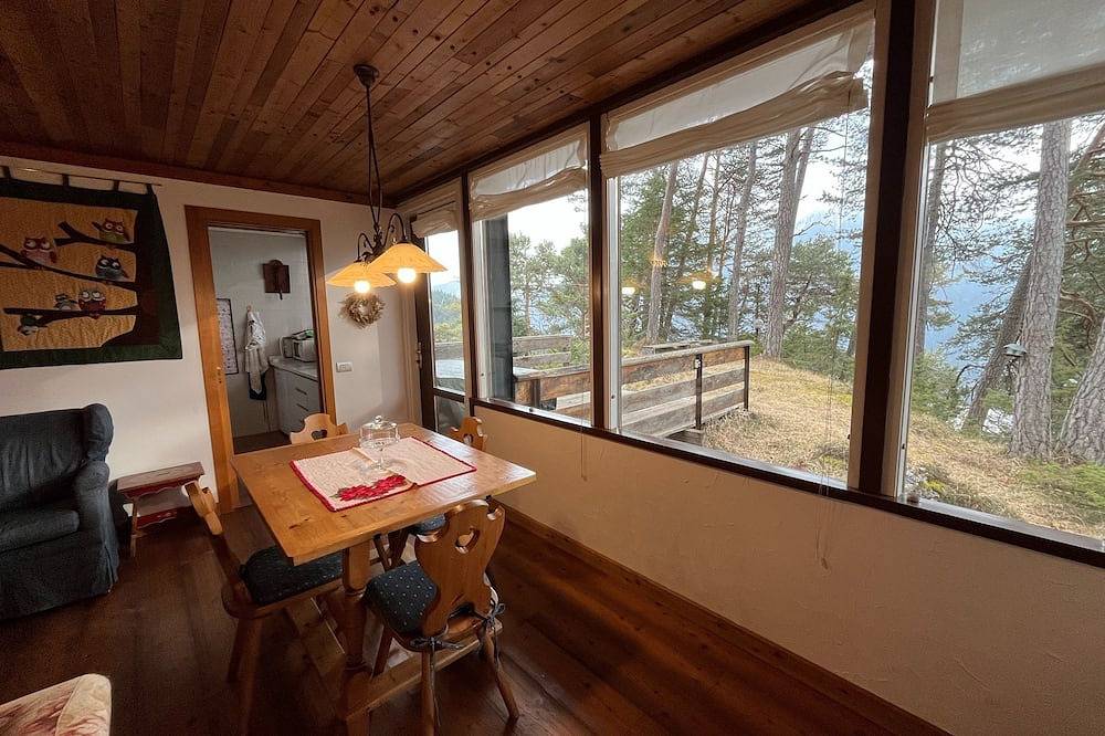 Chalet nestled in the woods a few minutes from Cortina d 'Ampezzo in Borca di Cadore, Dolomiti Superski