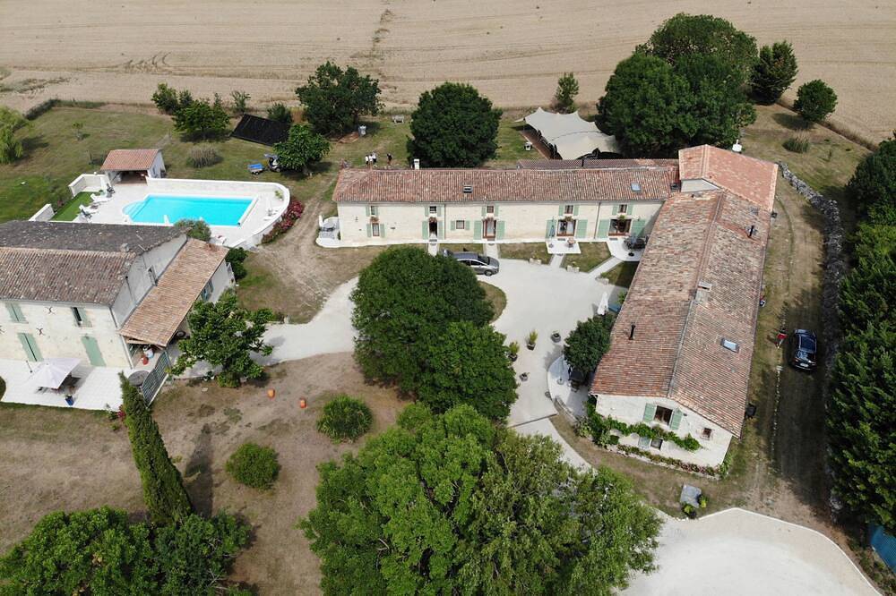 Domaine de Pégon - Gite 2 Sunflowers Avec Piscine in Saint-Pierre-d'Amilly, Région de Rochefort