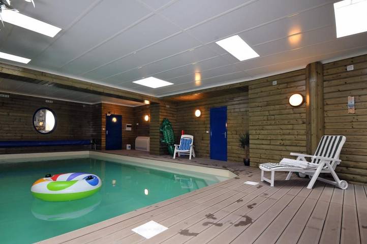 Gîte pour 10 personnes, avec Terrasse ainsi que Jardin et Piscine à Nesle-le-Repons