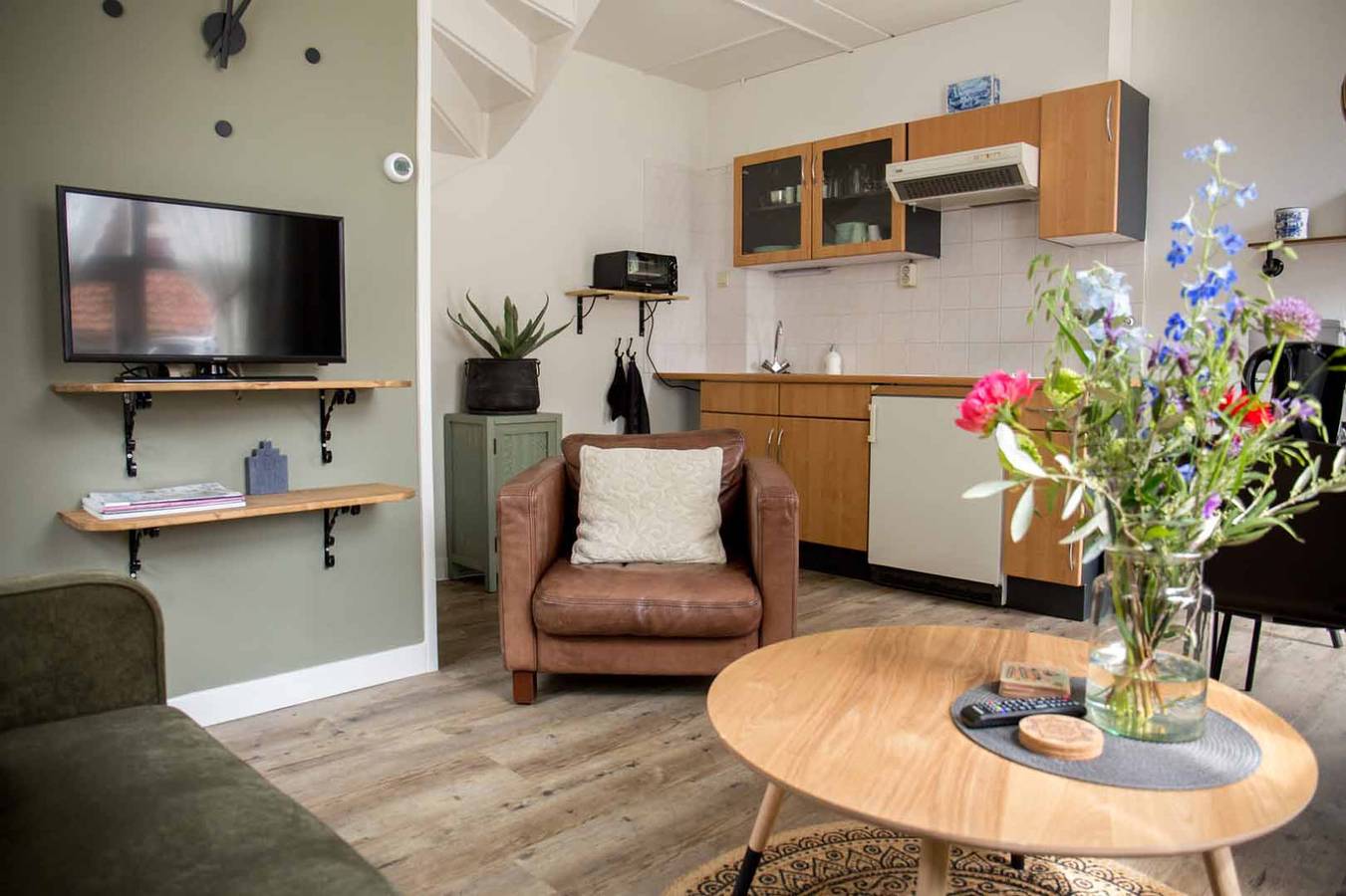 Geheel appartement, Authentiek 2-persoons appartement in Hollandse stijl met Vermeer en uitzicht op de haven in Blokzijl, Nationaal Park Weerribben-Wieden