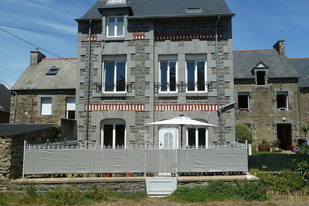 Bright house near the Rance - 3 bedrooms, master suite, south-facing courtyard in Pleudihen-sur-Rance, Región de Dinan