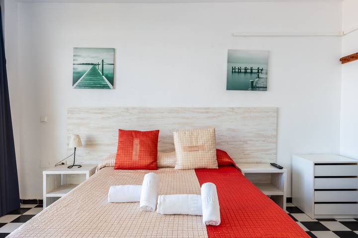 Apartamento entero, Apartamento 'Estudio Mirada 304' con vistas al lago, Wi-Fi y aire acondicionado in Es Pujols, Formentera