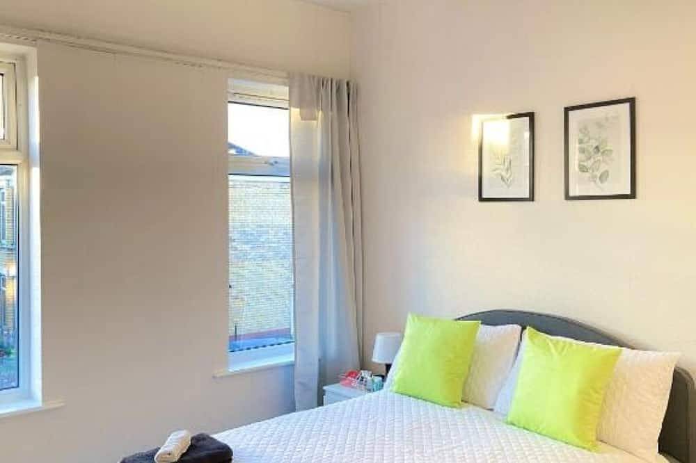 Kisobi Home Bedroom 1 in Kingston-upon-Hull, Yorkshire and the Humber