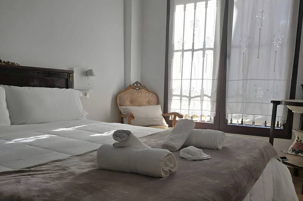 Rural Villa Pedrón Apartment with Private Pool, Terrace & Wi-Fi in Cortes de Pallás, Valencia Province