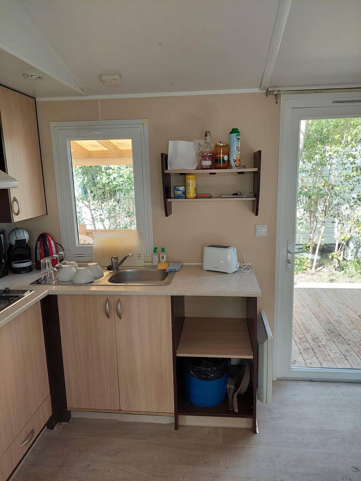 Mobile Home 'Le 154 Aux Iscles' with Shared Pool, Private Terrace and Air Conditioning in La Roque-d'Anthéron, Aix-en-Provence region