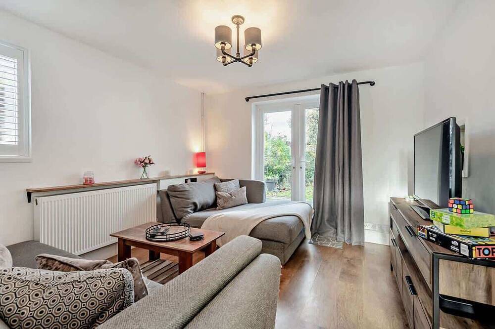 Rockford Cottage- Private Garden Forest Retreat, Pet-Friendly in Sopley, Hampshire
