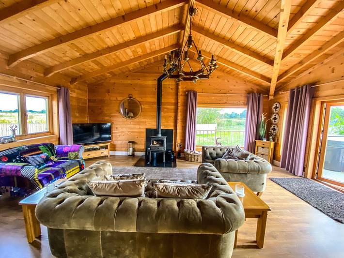Lodge for 6 people, with garden and terrace as well as hot tub, with pets in Yorkshire