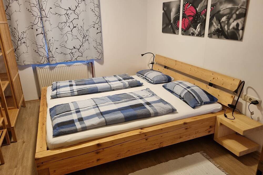 Ganze Wohnung, Fewo Bachblick1 - Ferienhof mit großem Freigelände, Badeweiher, Spielhalle uvm. in Arnbruck, Ostbayern