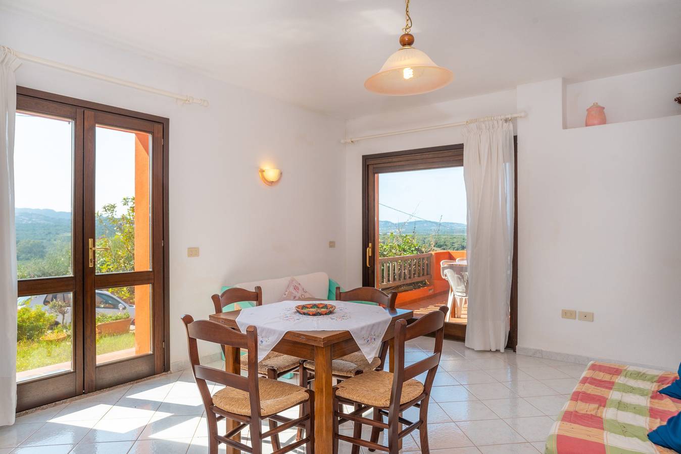 Appartamento intero, Appartamento "Conchiglia Rosa" con giardino condiviso, vista mare e Wi-Fi in Barrabisa, Palau (Sardegna)