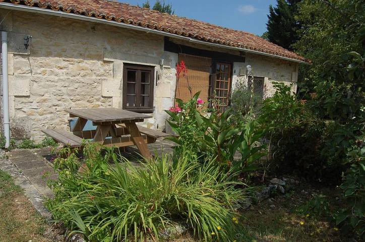 Location de vacances pour 2 personnes, avec Terrasse ainsi que Jardin et Vue à Champagne-Mouton