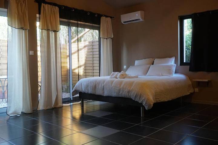 Gîte pour 2 personnes, avec piscine ainsi que terrasse et jardin à Grans - 4