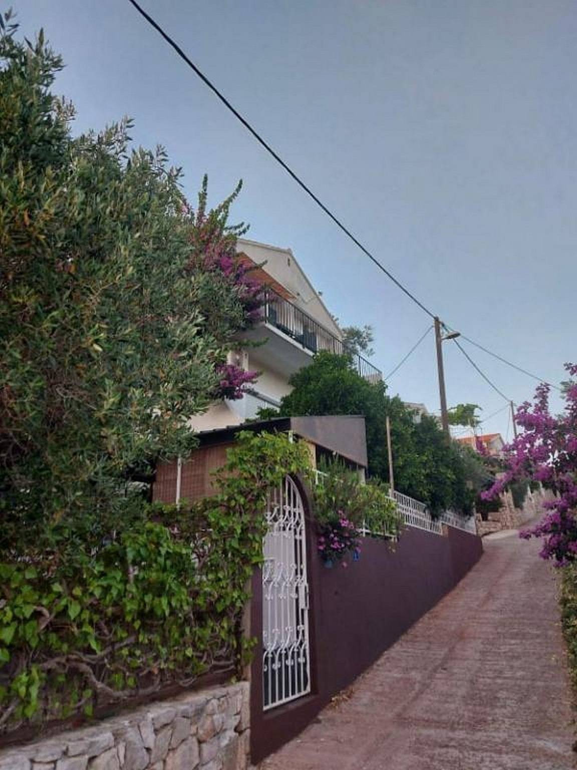 Ganze Wohnung, 3-Zimmer-Ferienwohnung mit Balkon und Meerblick Necujam, Solta A-13884-b in Necujam, Solta