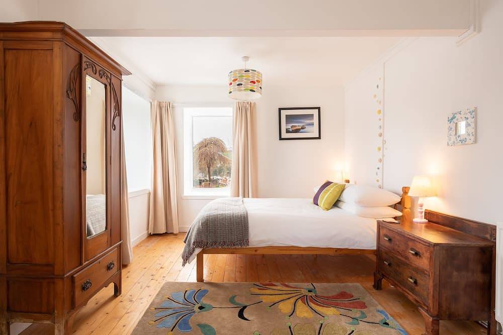 Castle Cottage. View of Aros Castle. 2 Bedrooms. Sleeps 3. in Argyll & Bute