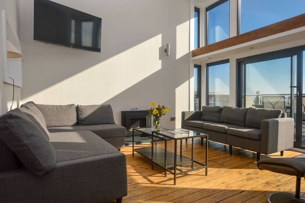 Cliff Top - Bubbling Springs - spectacular sea views. Sleeps 4 guests in Inverclyde