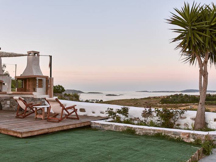 Location de vacances pour 6 personnes, avec terrasse et jardin, adapté aux familles dans Parikiá