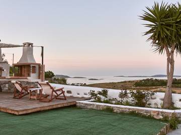 Location de vacances pour 6 personnes, avec terrasse et jardin, adapté aux familles dans Parikiá