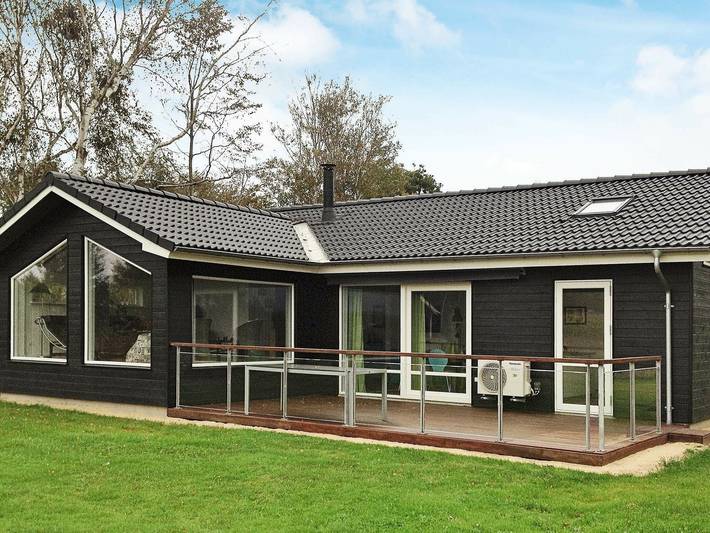 Ferienhaus für 6 Personen, mit Terrasse und Sauna, kinderfreundlich in Knud Strand