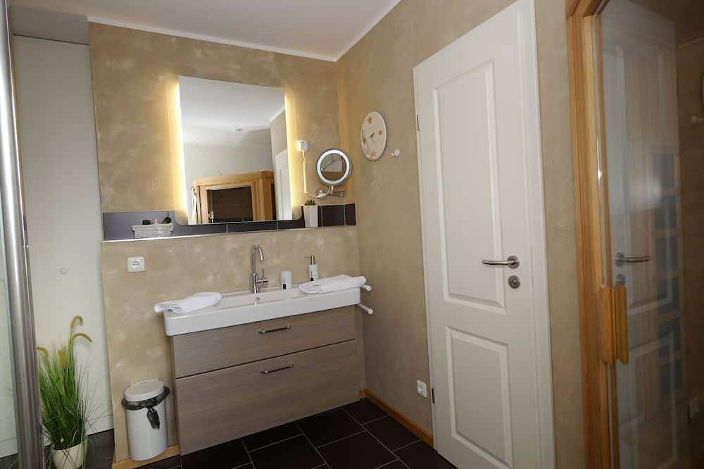 Albatros I***** - Exclusive thatched house on the waterfront in Ummanz, Région de Rügen