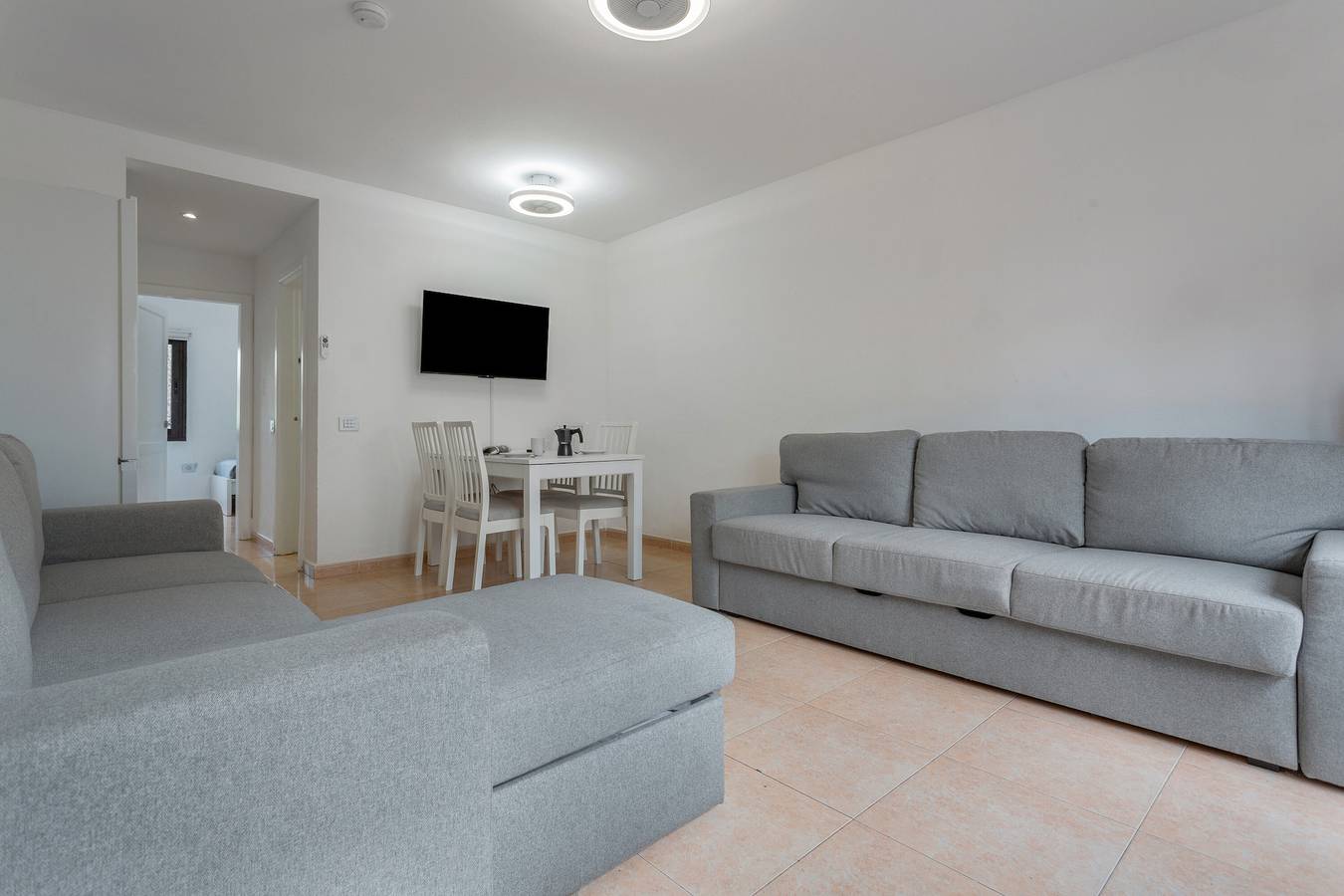 Entire apartment, Vacation 'Oasis Soleado' with Shared Pool, Wi-Fi and Air Conditioning in Corralejo, La Oliva