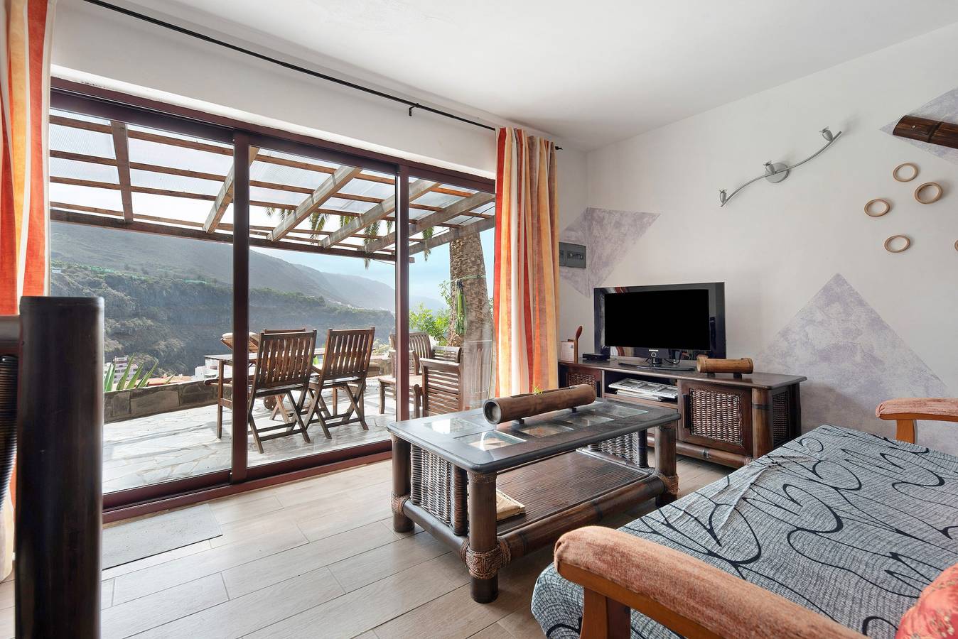 Appartement entier, Appartement Ana avec vue sur les montagnes, vue sur la mer, Wi-Fi et terrasse. in San Marcos, Tenerife du Nord