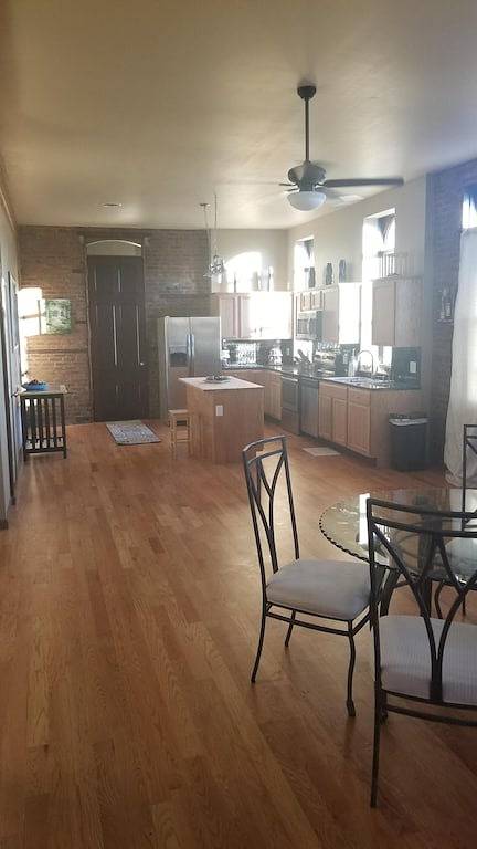 Ganze Wohnung, Geräumiges Apartment mit 2 Schlafzimmern mit 3 Queensize-Betten und 2 Vollbädern in St. Louis, Missouri