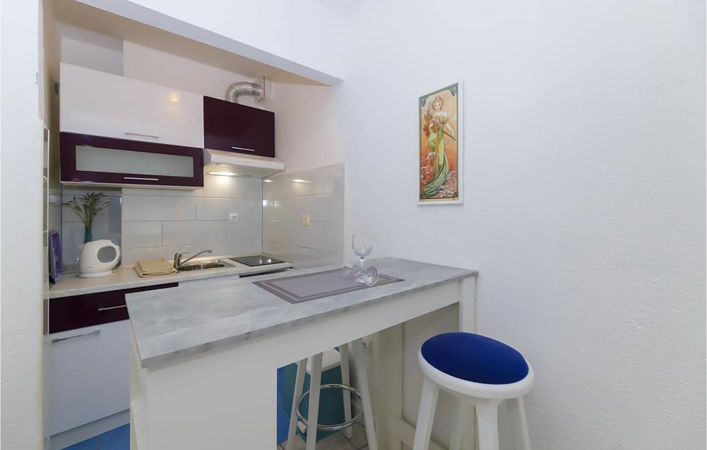 Ganze Ferienwohnung, Apartment mit Meerblick, Wifi, AC, Parkplatz und Terrasse - 2km zum Strand in Brela, Makarska Riviera