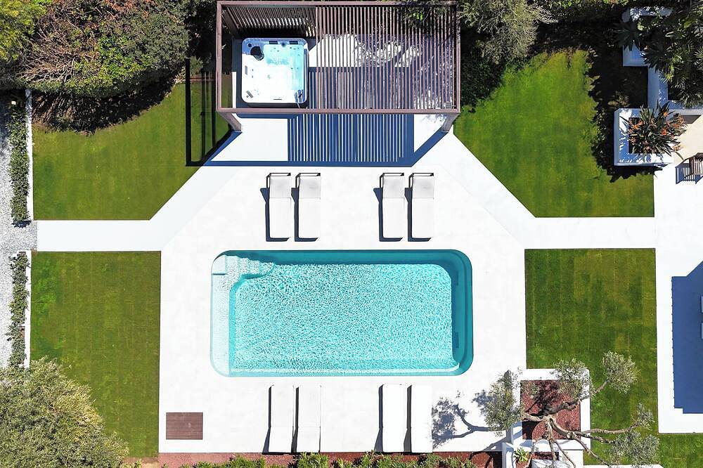 Luxury Villa with  Heated Swimming pool& Outdoor Jacuzzi -  50mt from the Beach in Geremeas, Cagliari e Dintorni