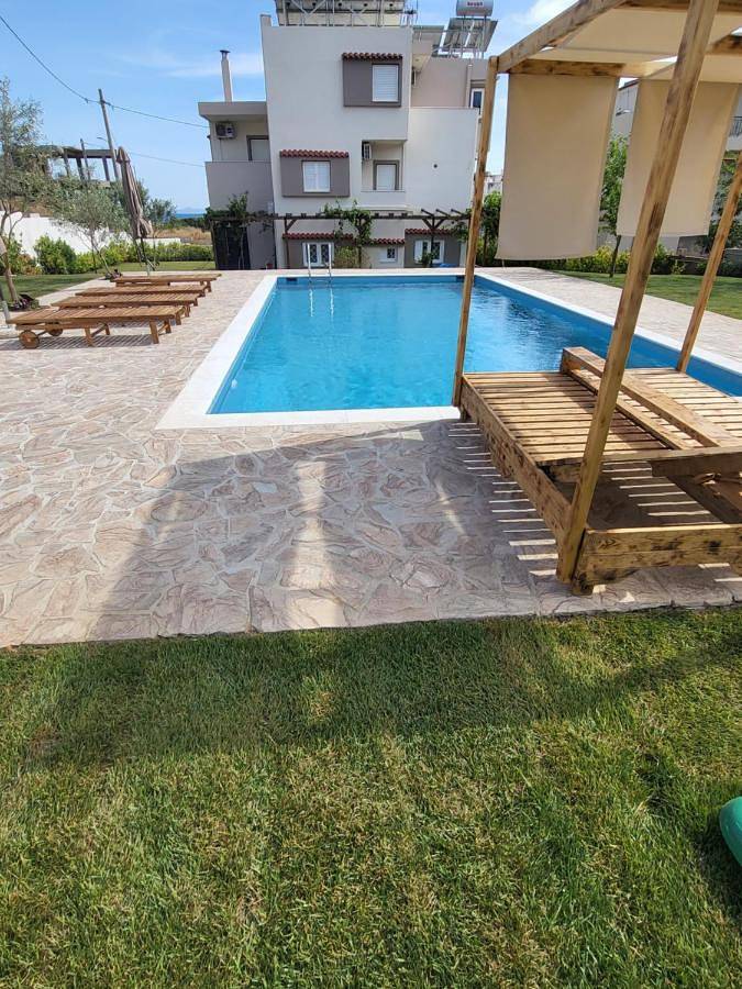 Gîte pour 8 personnes, avec Balcon et Terrasse ainsi que Jardin et Piscine dans Anavissos