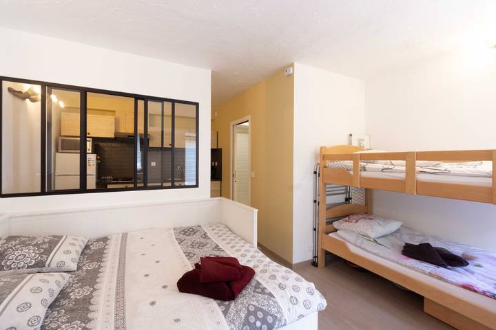 Ganzes Studio, Einzimmerapartment 'Chalet Belamy 1' mit Bergblick, privater Terrasse und Wi-Fi in La Perrière, Vanoise-Massiv