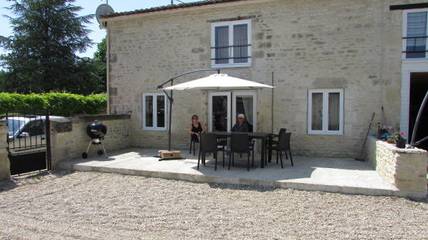 Gîte pour 8 personnes, avec jardin ainsi que piscine et terrasse à Dœuil-sur-le-Mignon
