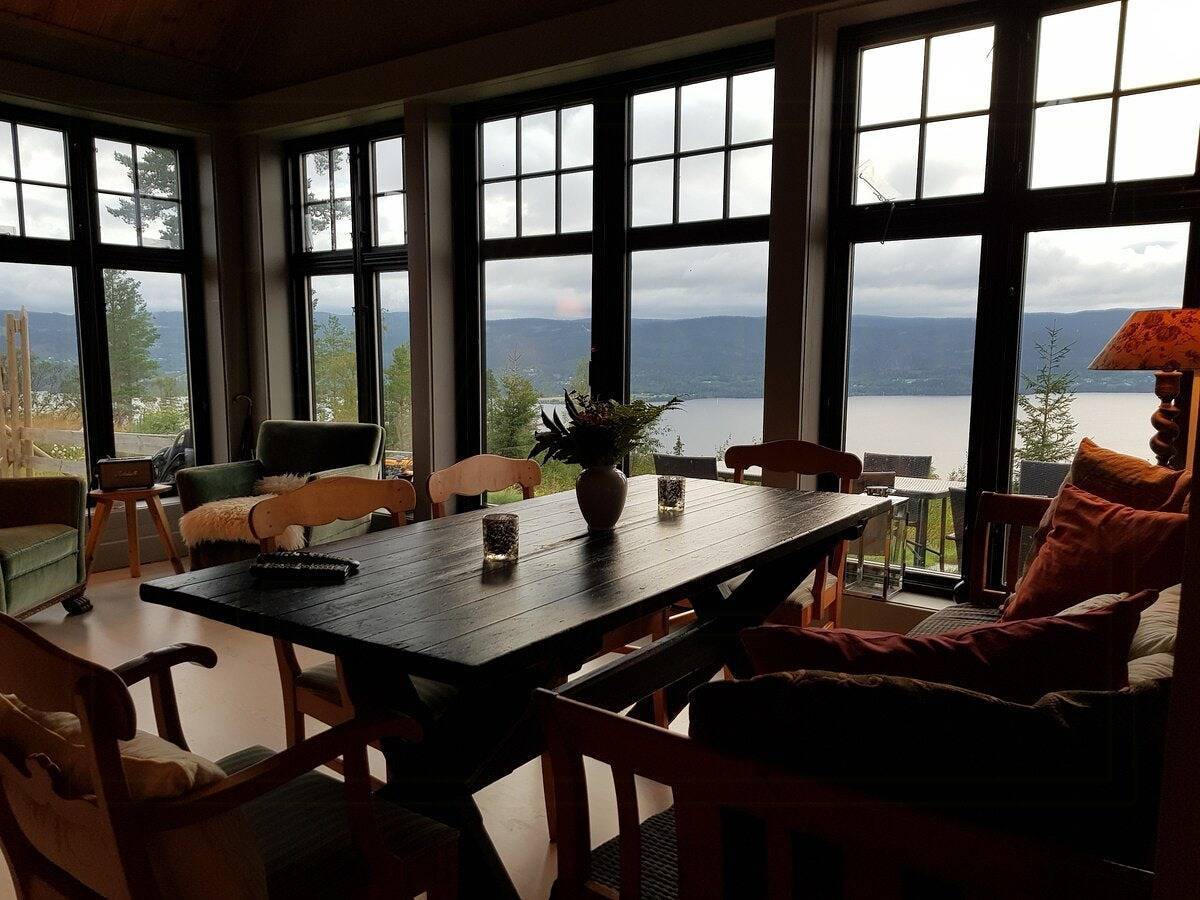 Familieeiendom med innsjøutsikt nær Oslo in Stange