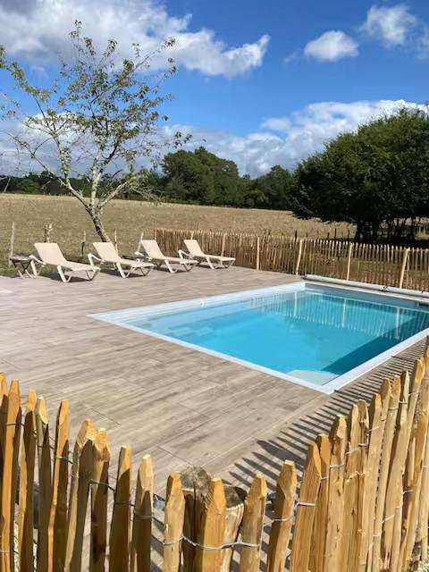 Gîte pour 8 personnes, avec jardin et piscine à Château-l'Évêque