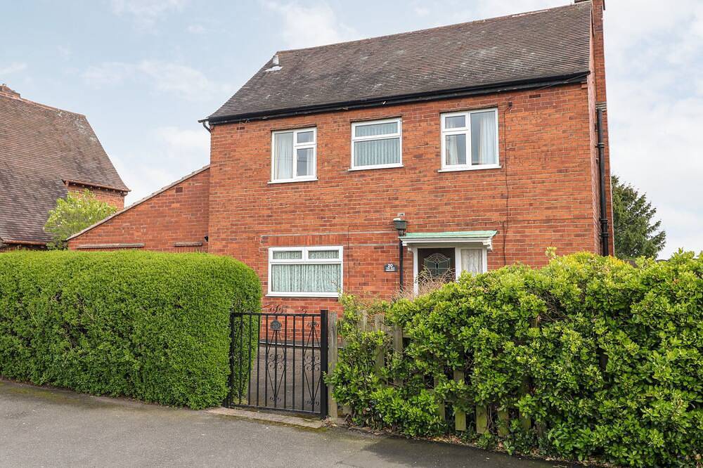 The Old Grocery, pet friendly, with a garden in Barrow Hill in Chesterfield, Derbyshire