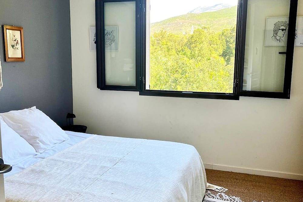 Casa Leccia, Luxurious villa with swimming pool 5' drive from St Florent in Patrimonio, Calvi region